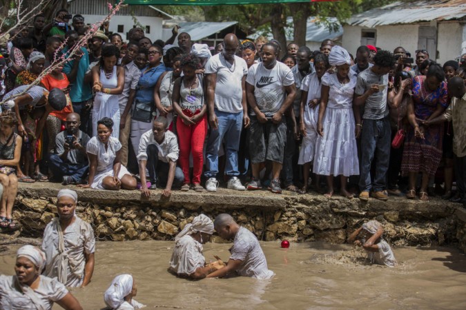 Des Haïtiens veulent pratiquer le vodou à l'étranger. C'est parfois un  calvaire. – AyiboPost