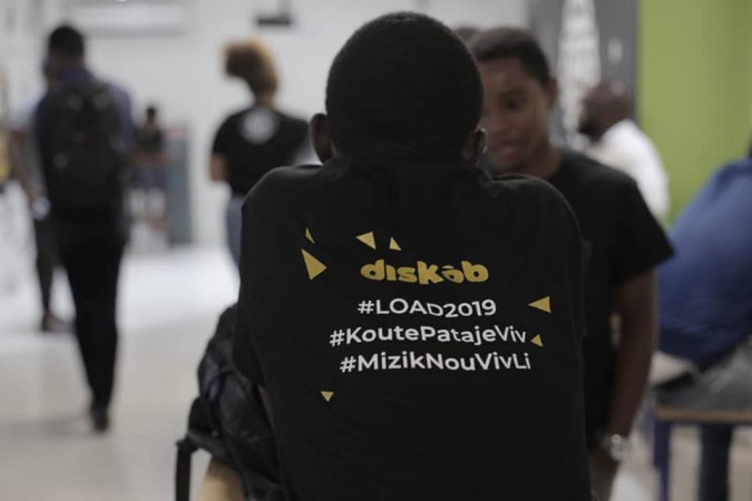 Un jeune arborant un T-shirt du start-up Diskòb. Photo: Facebook Diskòb