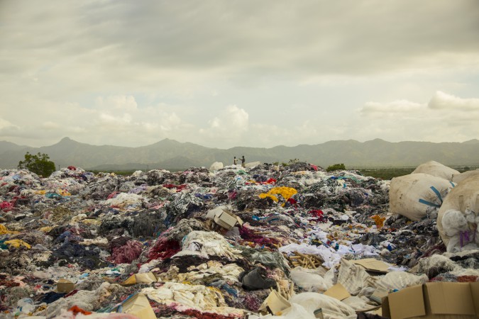 Montagne de déchets produits par le parc industriel de Caracol