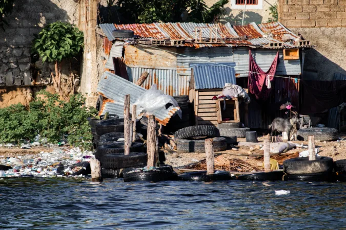 At Côte Plage 28, a corrugated iron shack is erected on piles of miscellaneous objects, including waste and tires, as part of the "fè tè" practice.