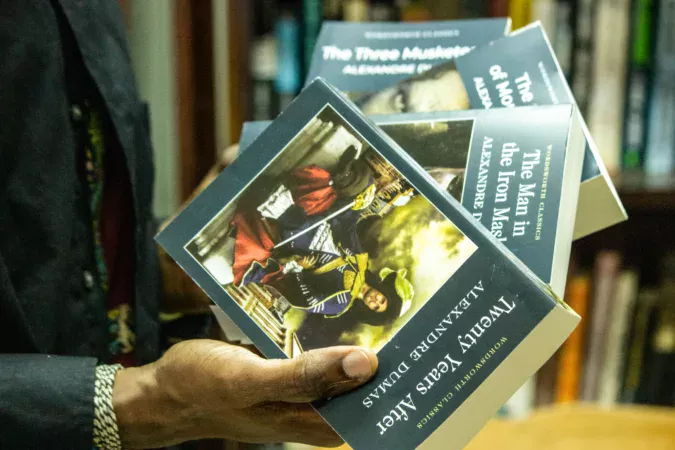 Library Club of Haïti à Bourdon. Un lecteur tenant en main plusieurs ouvrages D’Alexandre Dumas, fils de Thomas Alexandre Dumas originaire de Jérémie.