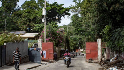 Une barrière est installée au Haut Turgeau, à l'entrée du tronçon qui mène à l'Université Quisqueya.