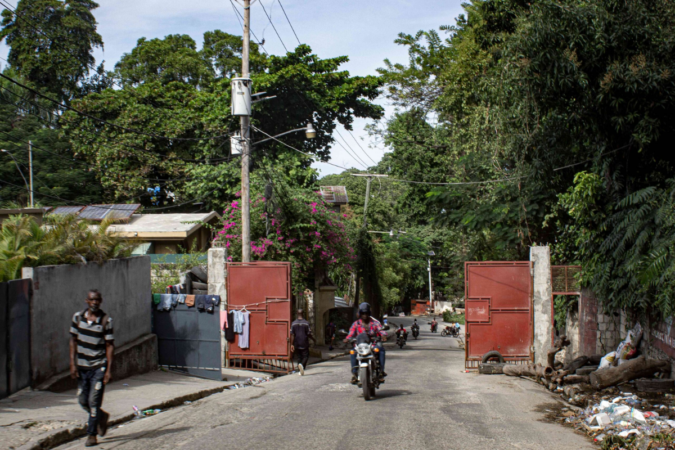 A barrier is installed at Haut Turgeau, at the entrance to the section which leads to Quisqueya University.