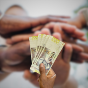 Une main qui donne de l'argent haitien