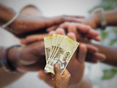 Une main qui donne de l'argent haitien