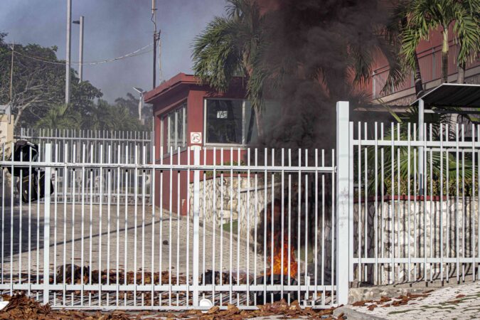 Pneu enflammé Ambassade Canada Haïti