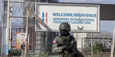 Soldat protège Aéroport international Toussaint Louverture Haiti