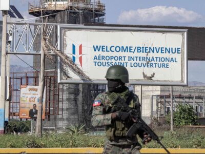 Soldat protège Aéroport international Toussaint Louverture Haiti