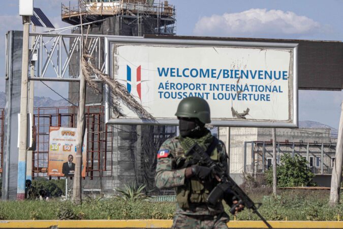 Soldado protege el Aeropuerto Internacional Toussaint Louverture Haití