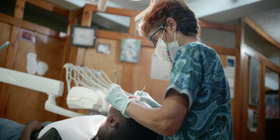 Dr. Françoise Ponticq dans sa clinique au Champ-de-mars