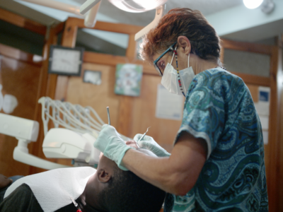 Dr. Françoise Ponticq dans sa clinique au Champ-de-mars