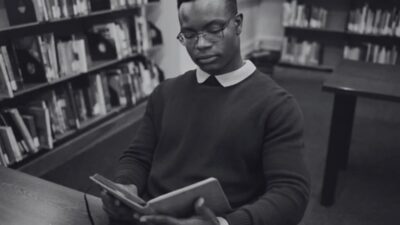 Bibliothécaire homme, étagère et livre avec pensée,