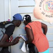 Des Haïtiens regardant à travers une porte à une centre d'immigration à Santo Domingo, en République dominicaine, le 9 octobre 2024. REUTERS - Erika Santelices