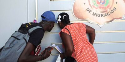 Des Haïtiens regardant à travers une porte à une centre d'immigration à Santo Domingo, en République dominicaine, le 9 octobre 2024. REUTERS - Erika Santelices