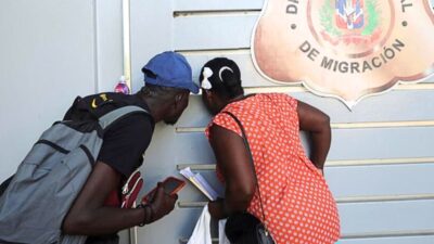 Des Haïtiens regardant à travers une porte à une centre d'immigration à Santo Domingo, en République dominicaine, le 9 octobre 2024. REUTERS - Erika Santelices