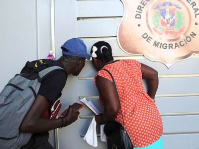 Des Haïtiens regardant à travers une porte à une centre d'immigration à Santo Domingo, en République dominicaine, le 9 octobre 2024. REUTERS - Erika Santelices