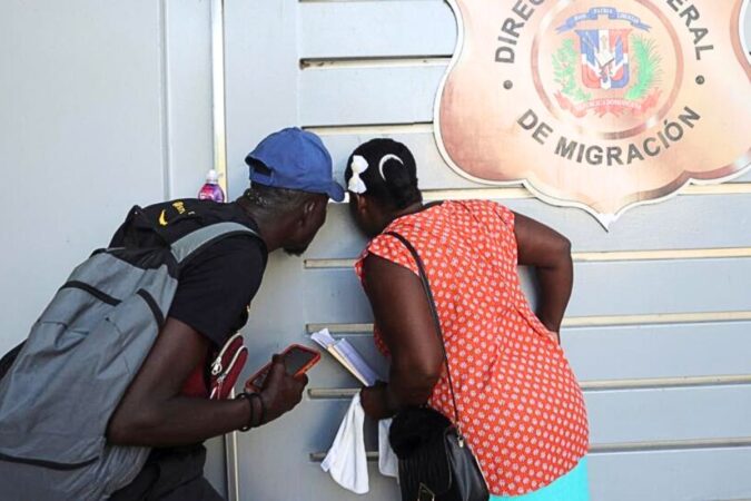 Des Haïtiens regardant à travers une porte à une centre d'immigration à Santo Domingo, en République dominicaine, le 9 octobre 2024. REUTERS - Erika Santelices