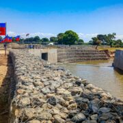 Une vue du canal nouvellement construit sur la rivière Massacre, fournissant une eau précieuse à la région et boostant considérablement la production agricole. Ouanaminthe, 29 août 2024. Photo par Edxon Francisque/The Haitian Times.