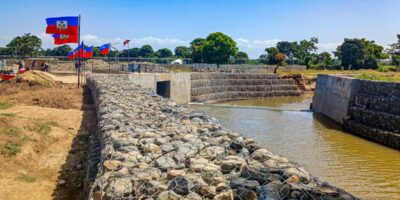 Une vue du canal nouvellement construit sur la rivière Massacre, fournissant une eau précieuse à la région et boostant considérablement la production agricole. Ouanaminthe, 29 août 2024. Photo par Edxon Francisque/The Haitian Times.