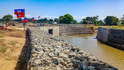 Une vue du canal nouvellement construit sur la rivière Massacre, fournissant une eau précieuse à la région et boostant considérablement la production agricole. Ouanaminthe, 29 août 2024. Photo par Edxon Francisque/The Haitian Times.