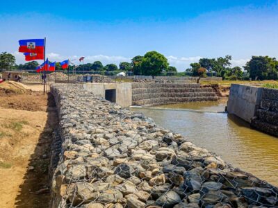 Une vue du canal nouvellement construit sur la rivière Massacre, fournissant une eau précieuse à la région et boostant considérablement la production agricole. Ouanaminthe, 29 août 2024. Photo par Edxon Francisque/The Haitian Times.