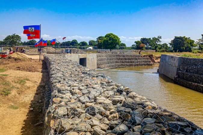 Une vue du canal nouvellement construit sur la rivière Massacre, fournissant une eau précieuse à la région et boostant considérablement la production agricole. Ouanaminthe, 29 août 2024. Photo par Edxon Francisque/The Haitian Times.