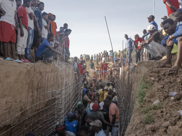 Ouvriers bénévoles au travail dans le creusement du canal d’irrigation en construction, avec le soutien de la population de Ouanaminthe sur les rives. | © Pierre Michel Jean/AyiboPost