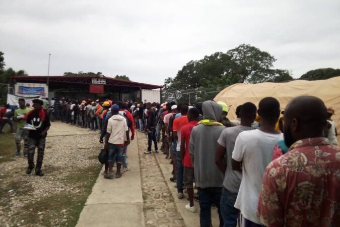Des organisations de défense des droits des migrants reçoivent des personnes rapatriées par les responsables dominicains dans la journée du samedi 09 Novembre 2024 à Belladère, auxquelles s'y mêlent des femmes enceintes et des enfants. CP: RFJS