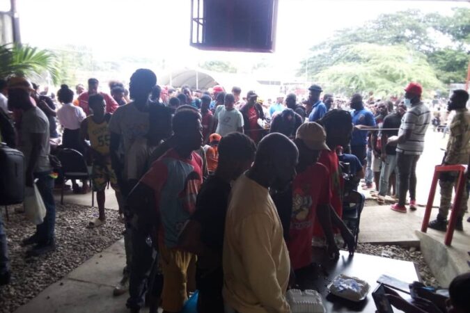 Des organisations de défense des droits des migrants reçoivent des personnes rapatriées par les responsables dominicains dans la journée du samedi 09 Novembre 2024 à Belladère, auxquelles s'y mêlent des femmes enceintes et des enfants. CP: RFJS