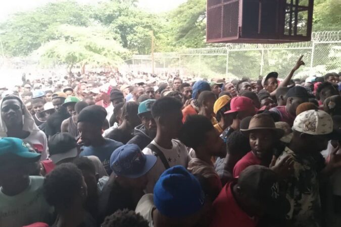 Des migrants au centre ressources frontaliers, construit par l'OIM à la frontière pour leur accueil. Crédit photo : Protection civile.