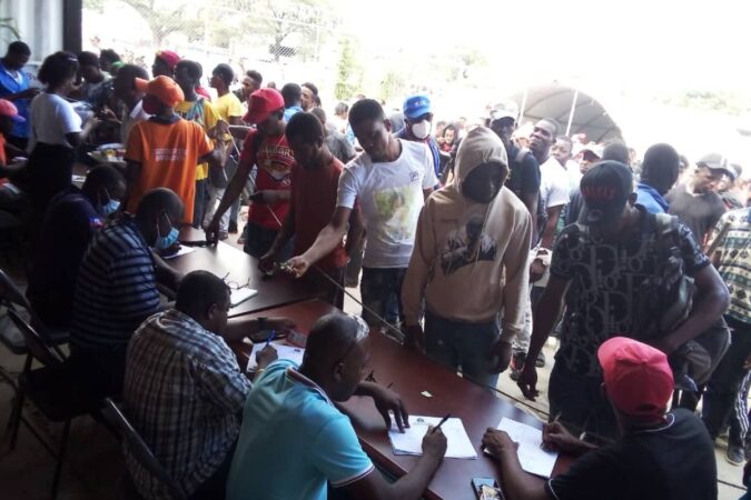Un agent de la protection civile interroge un migrant sur son statut en provenance de la République Dominicaine lors des opérations de déportation en octobre 2024. Crédit photo : Protection civile.