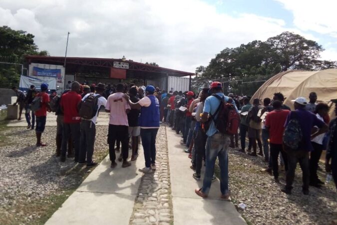 Un agent de la protection civile interroge un migrant sur son statut en provenance de la République Dominicaine lors des opérations de déportation en octobre 2024. Crédit photo : Protection civile.