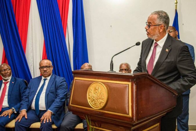 Alix Didier Fils-Aimé, entrepreneur et ancien candidat au Sénat d'Haïti, est devenu le nouveau Premier ministre du pays lundi 11 novembre 2024, après que le Conseil présidentiel de transition composé de neuf membres ait révoqué le Premier ministre Garry Conille. Page X de la Présidence d'Haïti.