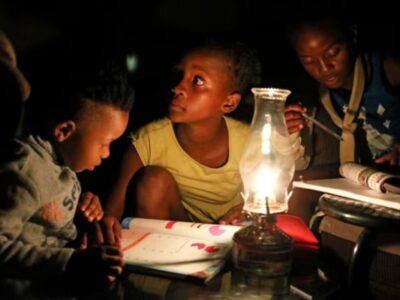 Children use a paraffin lamp to study during a blackout in Soweto © Siphiwe Sibeko/Reuters