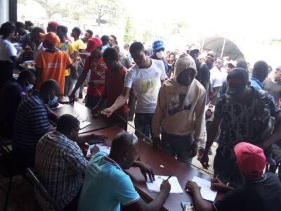 Un agent de la protection civile interroge un migrant sur son statut en provenance de la République Dominicaine lors des opérations de déportation en octobre 2024. Crédit photo : Protection civile.