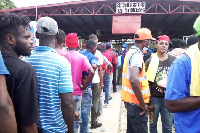 Un agent de la protection civile interroge un migrant sur son statut en provenance de la République Dominicaine lors des opérations de déportation en octobre 2024. Crédit photo : Protection civile.