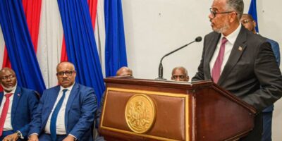 Alix Didier Fils-Aimé, entrepreneur et ancien candidat au Sénat d'Haïti, est devenu le nouveau Premier ministre du pays lundi 11 novembre 2024, après que le Conseil présidentiel de transition composé de neuf membres ait révoqué le Premier ministre Garry Conille. Page X de la Présidence d'Haïti.