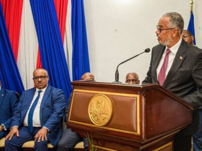 Alix Didier Fils-Aimé, entrepreneur et ancien candidat au Sénat d'Haïti, est devenu le nouveau Premier ministre du pays lundi 11 novembre 2024, après que le Conseil présidentiel de transition composé de neuf membres ait révoqué le Premier ministre Garry Conille. Page X de la Présidence d'Haïti.