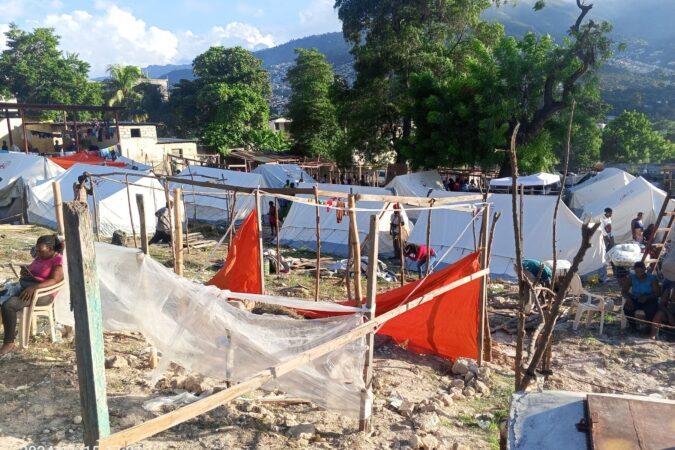 Temporary shelter at the OPC.©Fenel Pélissier