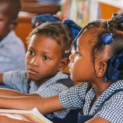 Des élèves d'une école primaire d'Haïti plongés dans la joie de lire ensemble dans leur classe. Peleg Charles