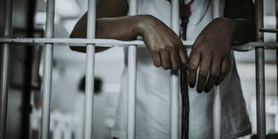 Portrait d'une femme désespérée de libérer le prisonnier de fer,