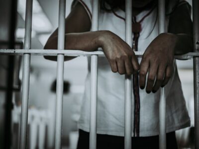 Portrait d'une femme désespérée de libérer le prisonnier de fer,