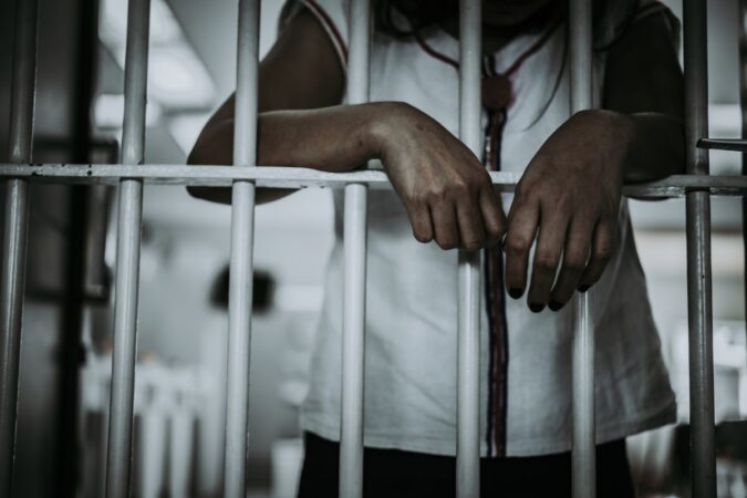 Portrait d'une femme désespérée de libérer le prisonnier de fer,