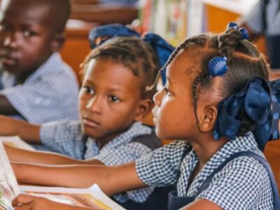 Des élèves d'une école primaire d'Haïti plongés dans la joie de lire ensemble dans leur classe. Peleg Charles