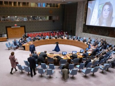 UN Photo/Manuel Elias Ghada Fathi Waly (à l'écran), Directrice exécutive de l'Office des Nations Unies contre la drogue et le crime, informe les membres du Conseil de sécurité sur la situation en Haïti.