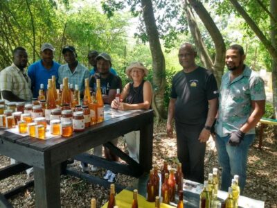 Une partie de l’équipe de ViAHSA avec des visiteurs lors de la Foire organisée le 20 mai 2024 pour la 7ème Journée mondiale des abeilles et des autres pollinisateurs.