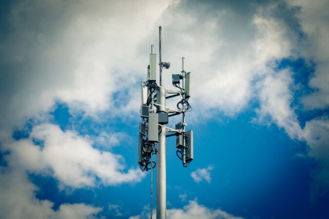 Station de base cellulaire avec antennes émettrices sur une tour de télécommunication