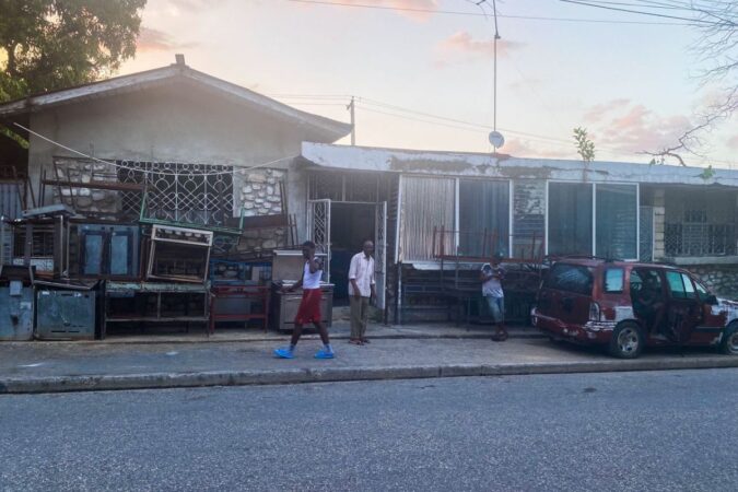 Atelier de Sakariyawu Ligali à la rue Baussant à Turgeau.