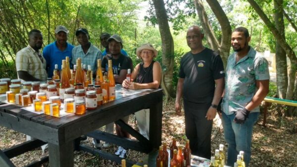 Une partie de l’équipe de ViAHSA avec des visiteurs lors de la Foire organisée le 20 mai 2024 pour la 7ème Journée mondiale des abeilles et des autres pollinisateurs.