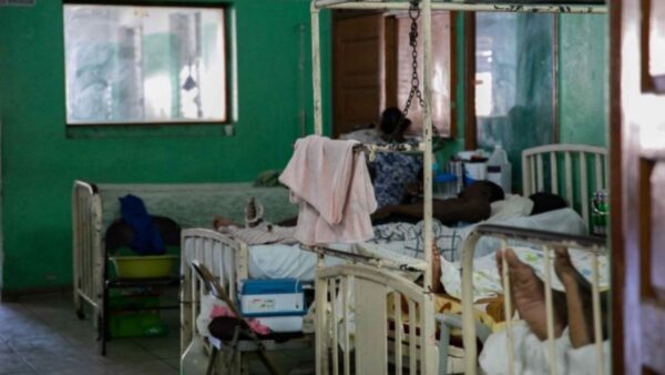 Dans une autre chambre, plusieurs malades dont l’état est assez grave se plaignent de ne pas recevoir la visite de médecins.